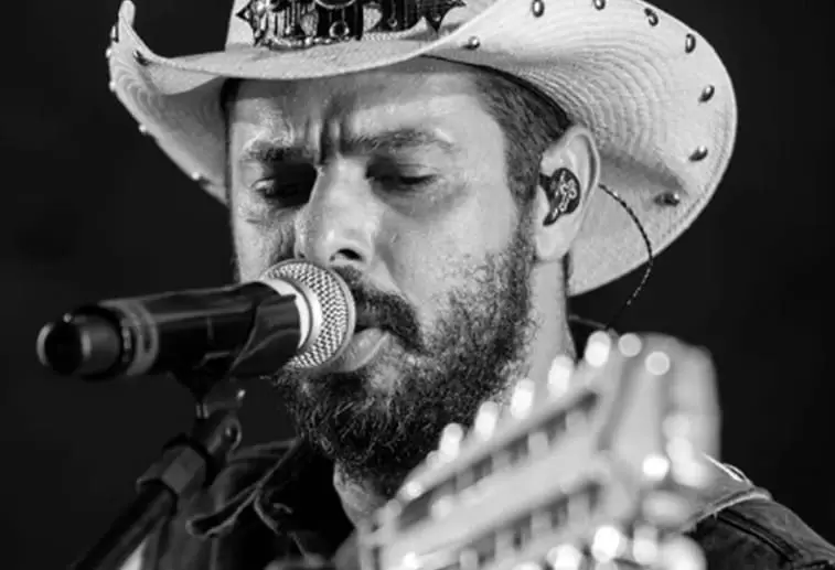 Cantor sertanejo, Ton Ferreira é encontrado morto em terreno baldio