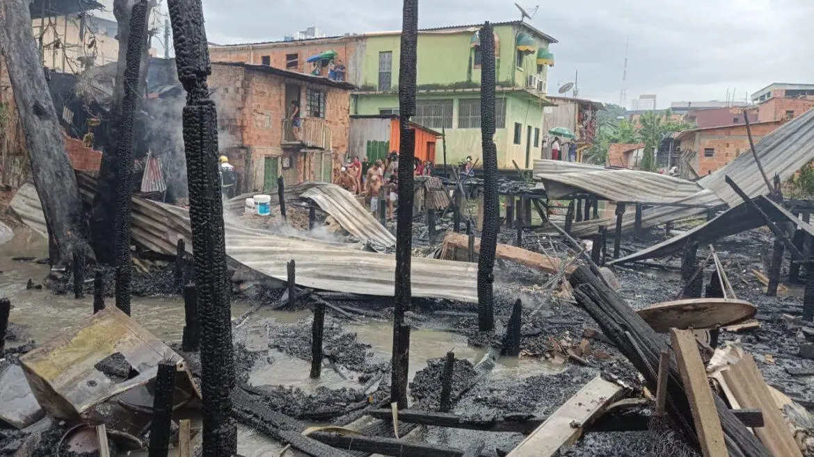 Incêndio de grandes proporções atinge casas na zona Sul de Manaus