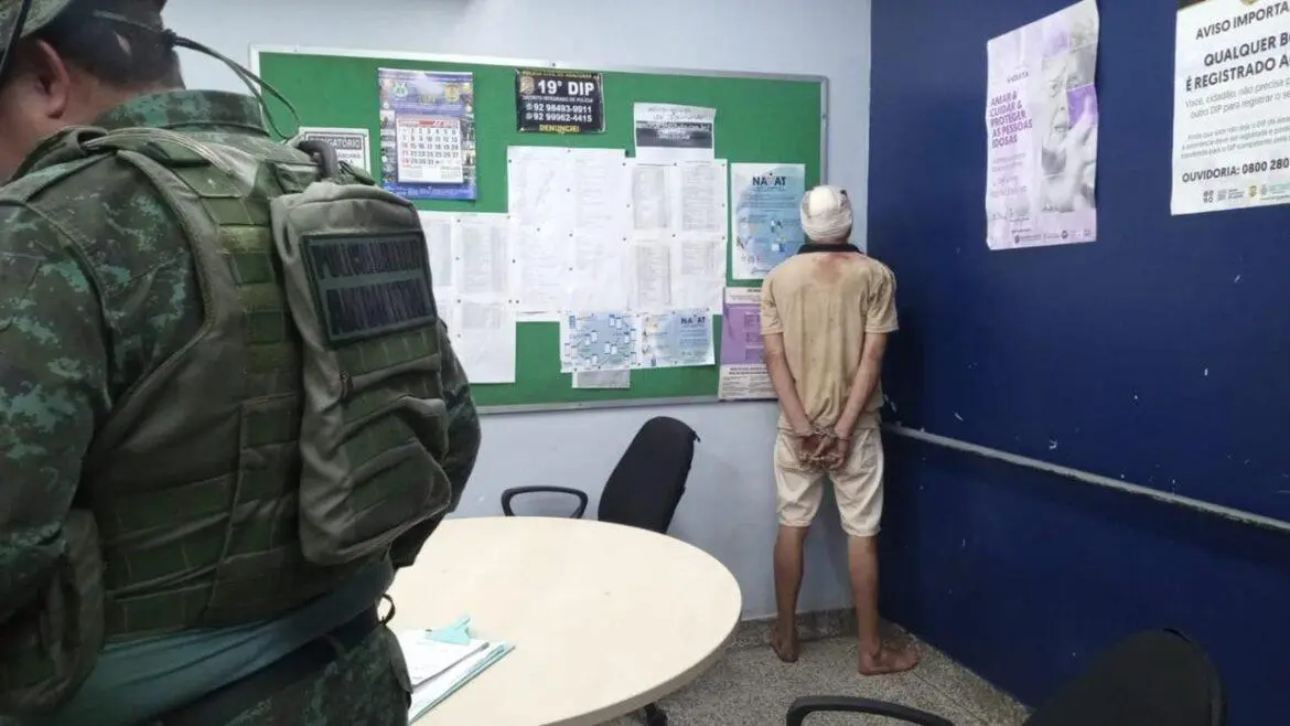 Adolescente é baleado após emboscada em loja de conveniência