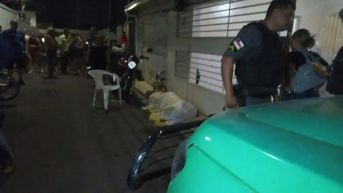 Homem é executado a tiros na frente de casa na Compensa