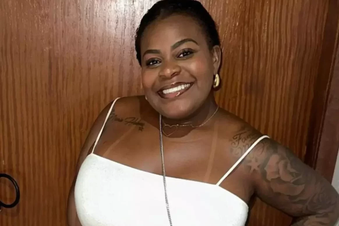 Jojo Todynho enlouquece fãs com cinturinha fina em look all white