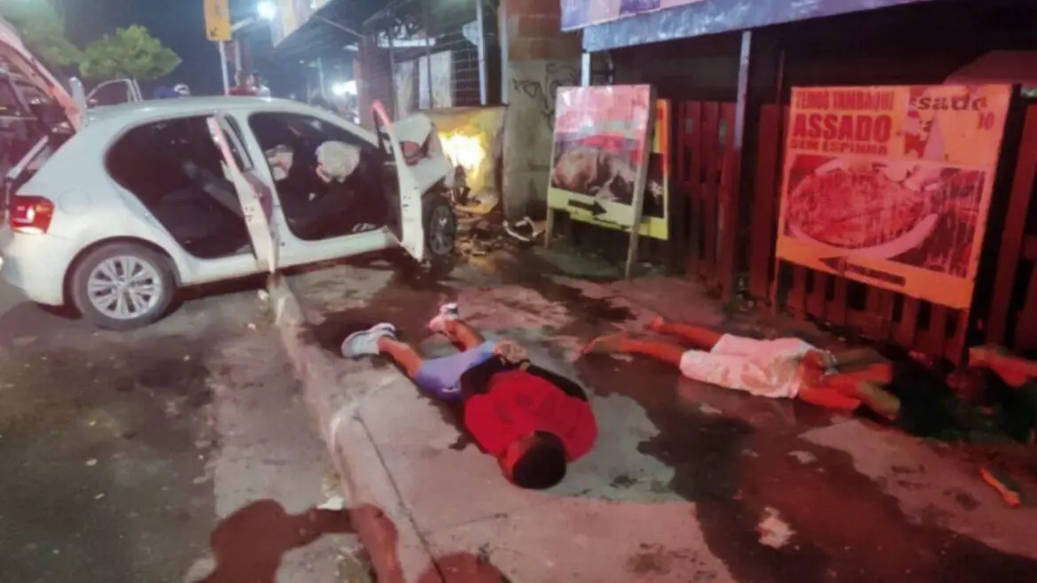 Dois homens são presos com armas após perseguição