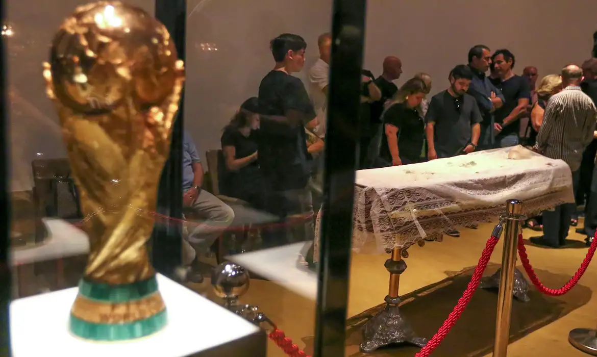 Familiares e fãs prestam homenagens a Zagallo em velório na CBF