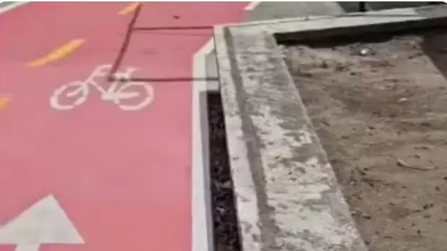 Após notificação, dono de propriedade particular retira vergalhões de mureta ao lado de ciclofaixa em Manaus