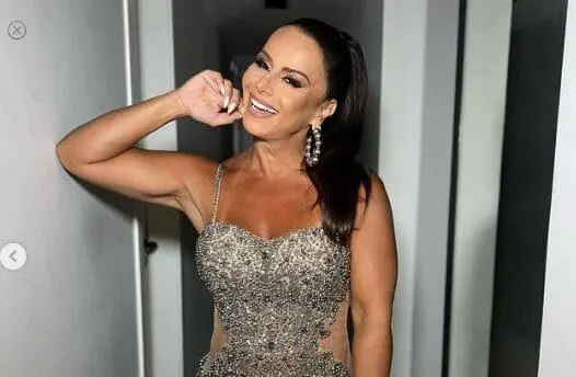 Viviane Araújo samba muito em ensaio do Salgueiro com microvestido