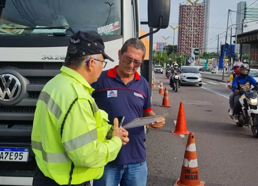 Ordenamento: operação especial coíbe circulação de veículos pesados em zona de restrição máxima, em Manaus