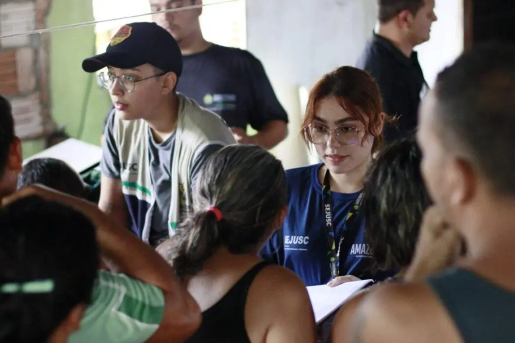 Governo do Amazonas dá assistência a famílias atingidas por incêndio na zona sul de Manaus
