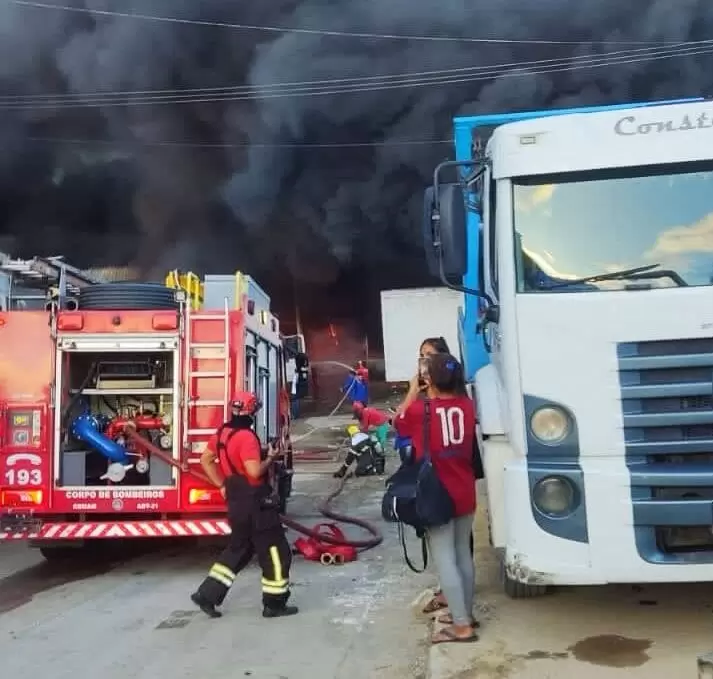 Incêndio de grande proporção atinge fábrica de gerenciamento de resíduos, no Distrito Industrial