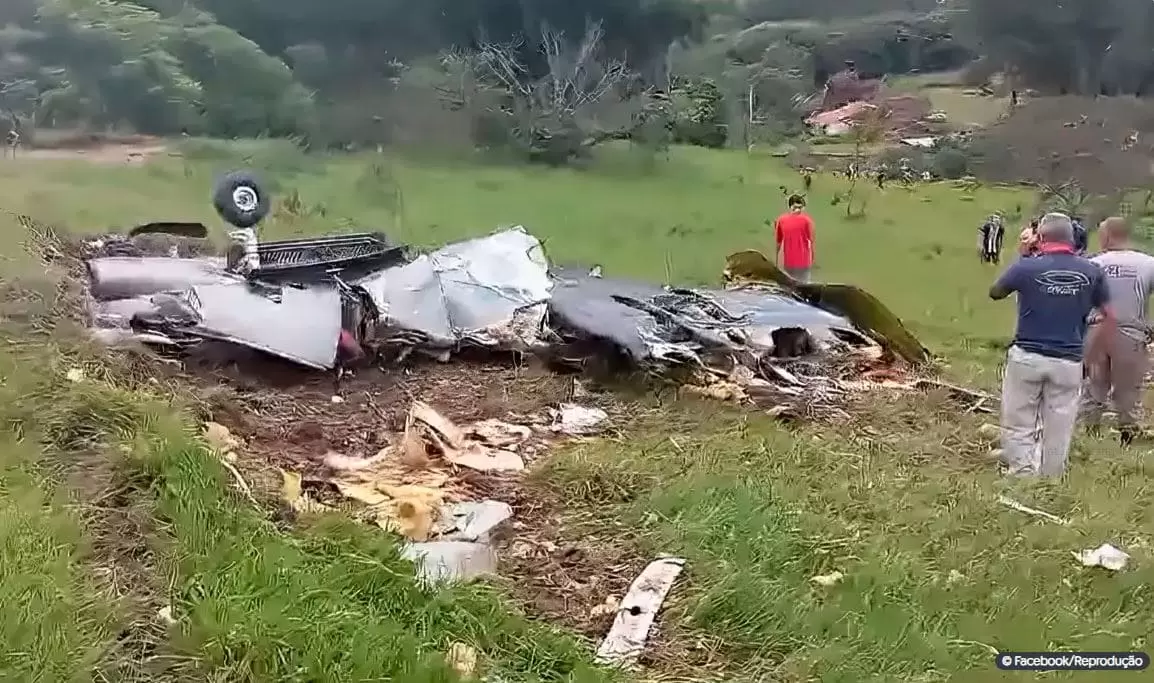 Avião cai em Minas Gerais e deixa sete mortos