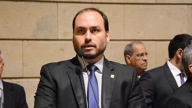 Computador da Abin é apreendido na casa de militar em ação da PF em que Carlos Bolsonaro é alvo