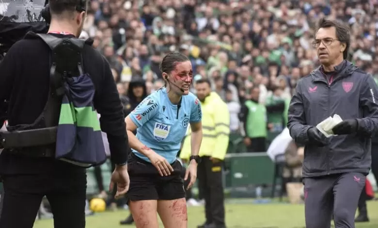 Assistente sangra após choque com câmera e deixa partida na Espanha