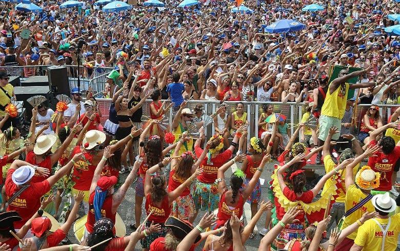 Sete em cada 10 mulheres têm medo de assédio no carnaval