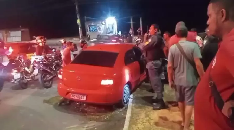 William Carlos Marques da Silva, de idade não informada, foi assassinado a tiros dentro de um carro, na noite deste sábado (17), na avenida Margarita, bairro Nova Cidade, zona Norte de Manaus. Segundo informações preliminares de testemunhas, criminosos armados se aproximaram do veículo em que a vítima estava, um Voyage, cor vermelha, e dispararam várias vezes contra ele.O homem morreu antes da chegada do Serviço de Atendimento Móvel de Urgência (SAMU), que foi acionado por populares. O corpo do homem foi encaminhado ao Instituto Médico Legal (IML). Leia mais: Dupla é assassinada em posto de combustíveis na zona Norte de Manaus O homem morreu antes da chegada do Serviço de Atendimento Móvel de Urgência (SAMU), que foi acionado por populares. O corpo do homem foi encaminhado ao Instituto Médico Legal (IML). A execução será investigada pela Delegacia Especializada em Homicídios e Sequestros.