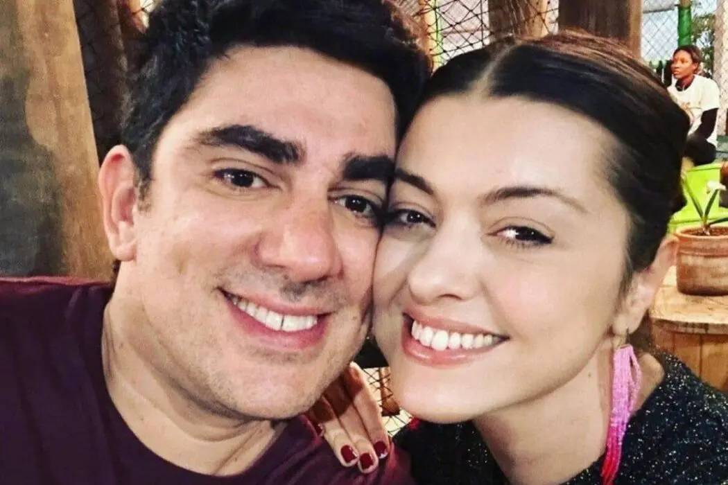 Marcelo Adnet confirma fim do casamento após ser visto beijando mulher na Sapucaí