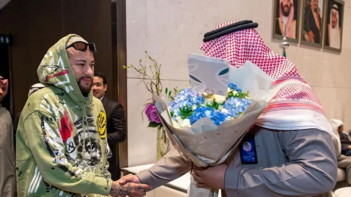 Neymar volta ao Al-Hilal e é recebido com flores