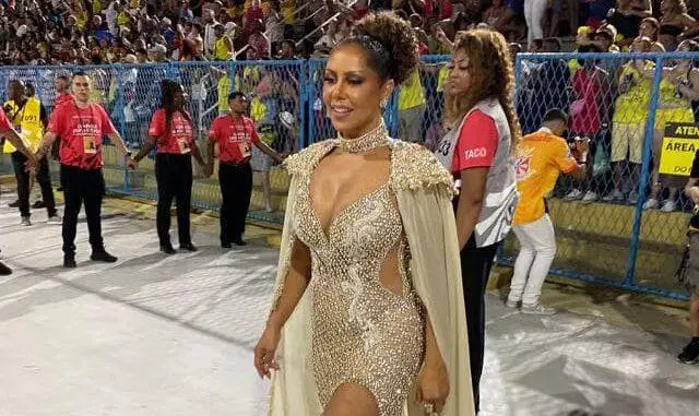 Valéria Valenssa emociona a Sapucaí ao desfilar após de 20 anos