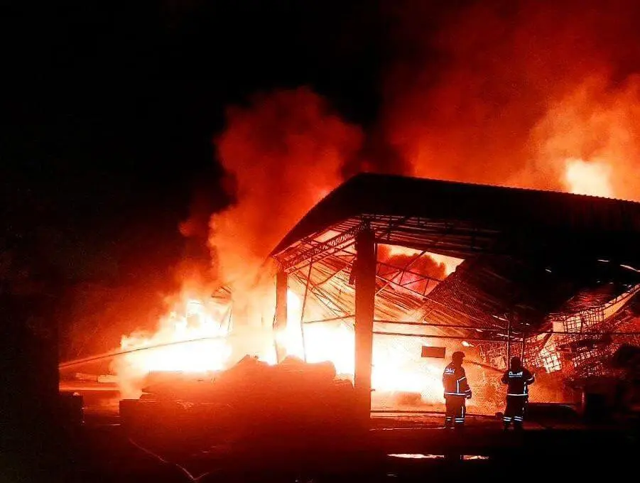 Corpo de Bombeiros combate incêndio de grande proporção em fábrica de colchões no bairro Distrito