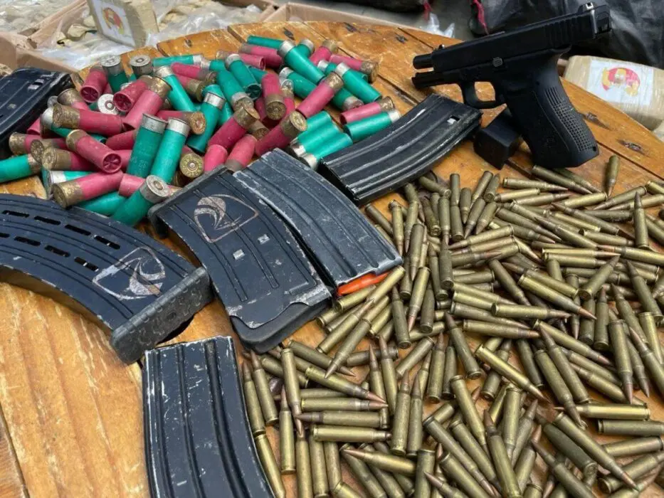 Operação prende trio e apreende 2,8 toneladas de drogas, armamentos e uma lancha