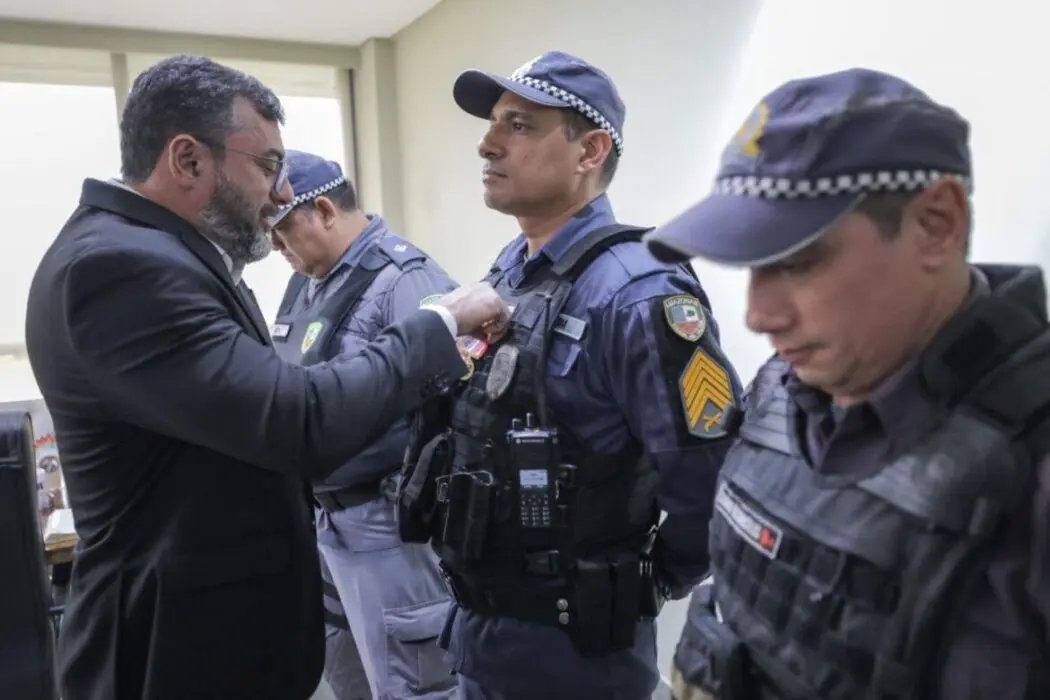 Wilson Lima parabeniza e concede medalha a policiais militares por maior apreensão de armas da história do Amazonas