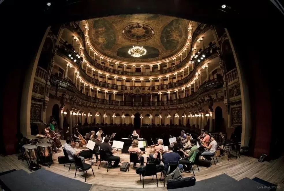 Orquestra de Violões e Coral do Liceu encantam o público no Teatro Amazonas com espetáculo de trilha de filmes e séries