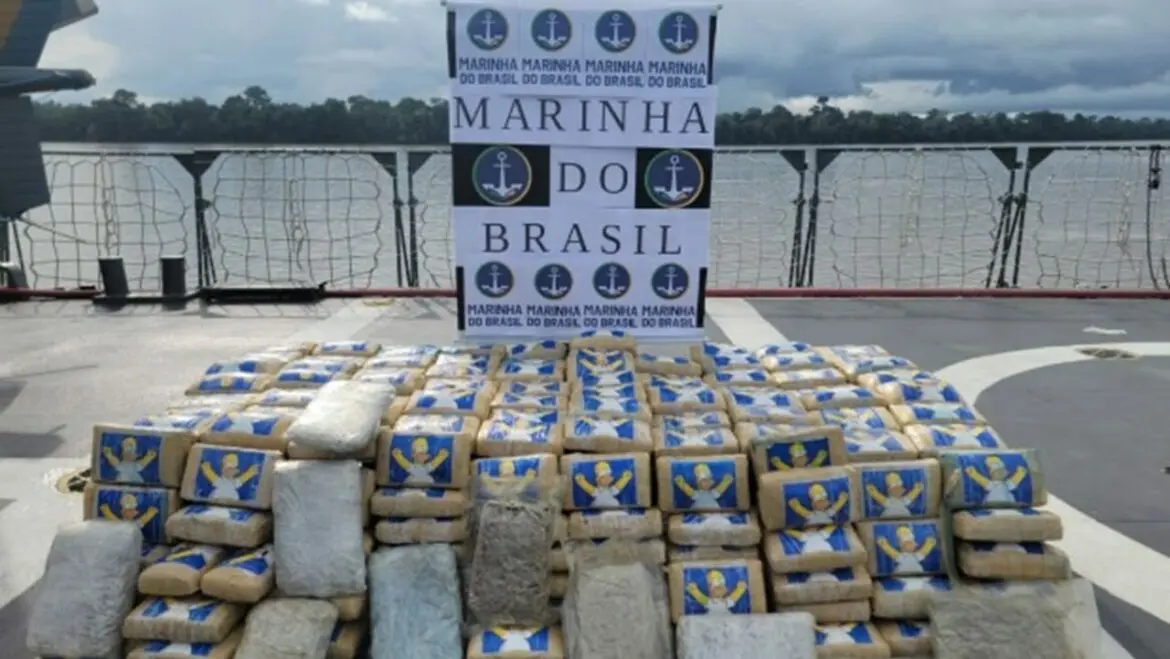 Marinha apreende mais de uma tonelada de drogas em barco abandonado