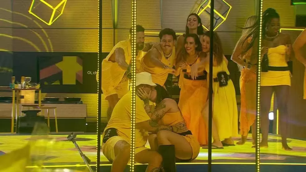 Festa do BBB 2024 tem beijo entre Bin Laden e Giovanna