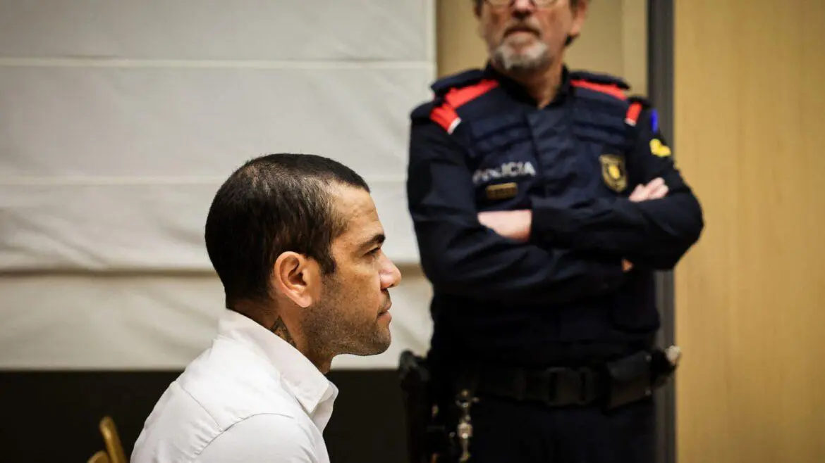Daniel Alves é condenado a quatro anos e seis meses de prisão