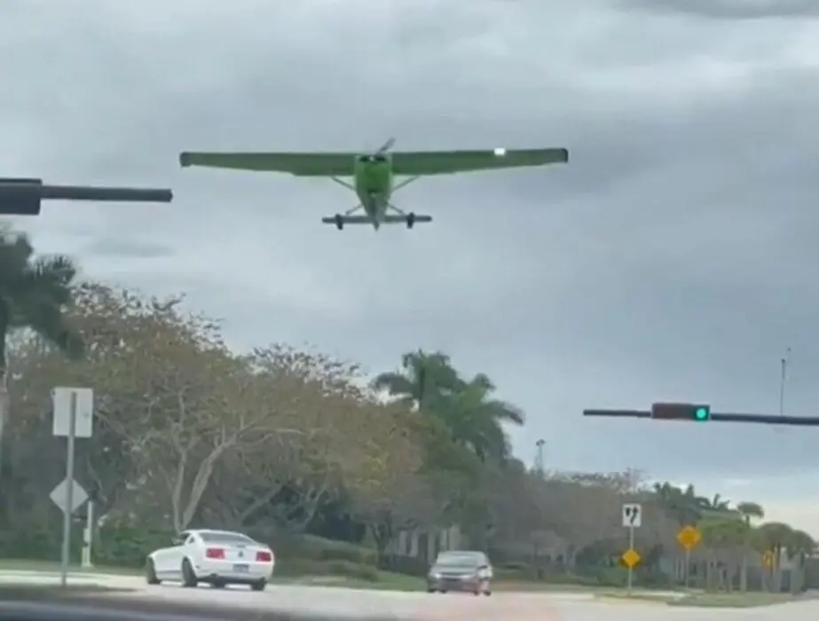 Avião faz pouso em autoestrada após pane no motor