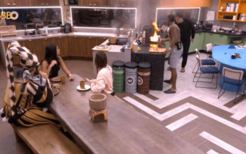 Frigideira pega fogo e assusta participantes na cozinha do BBB 24