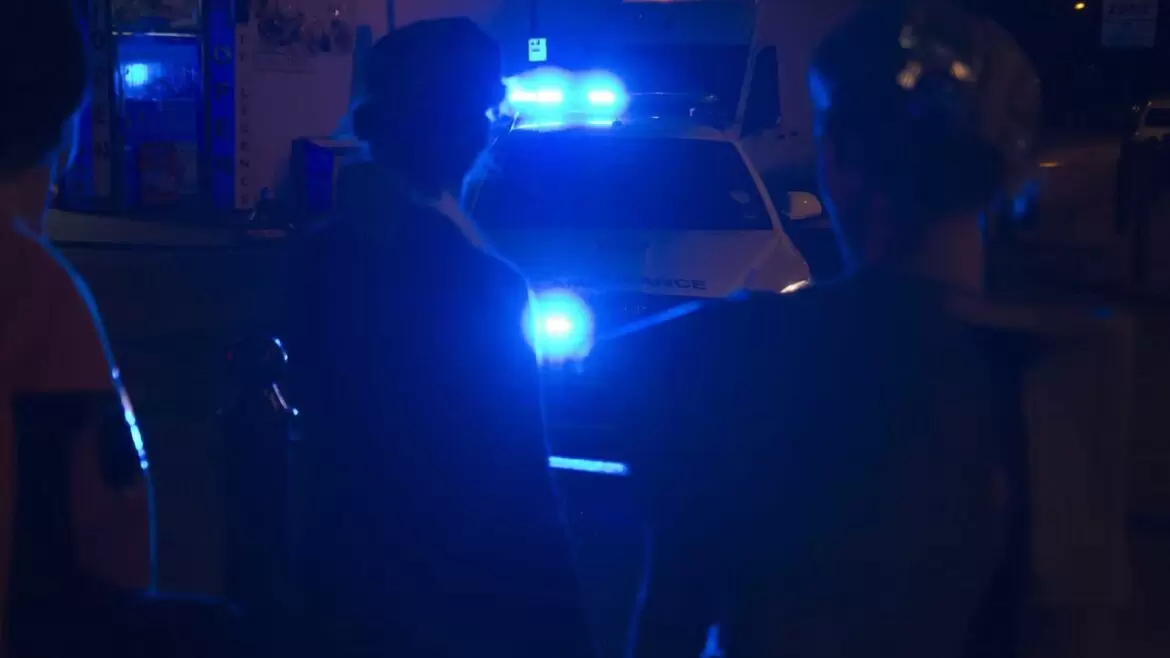 Mulher com bebê no colo é jogada de carro em movimento pelo ex-marido
