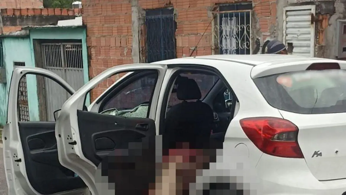 Pistoleiros interceptam carro de aplicativo e executam passageiros com diversos tiros