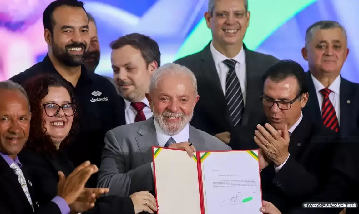 Lula assina projeto que regula atividade de motoristas de aplicativo