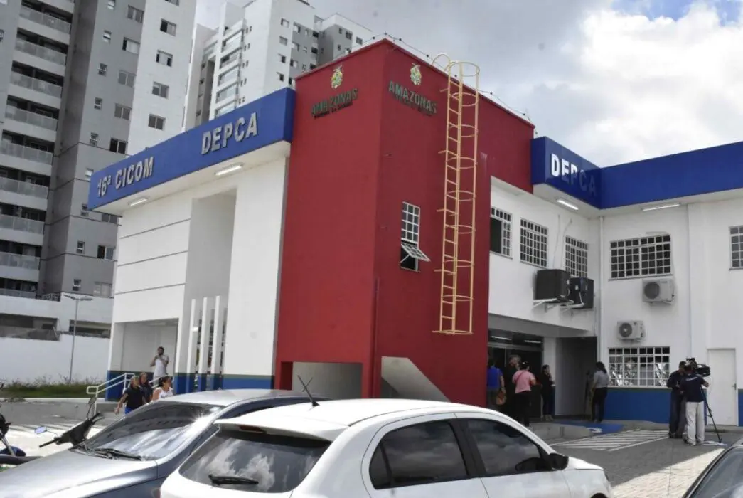 Mãe que deixou o filho sozinho em casa durante a madrugada é presa em Manaus