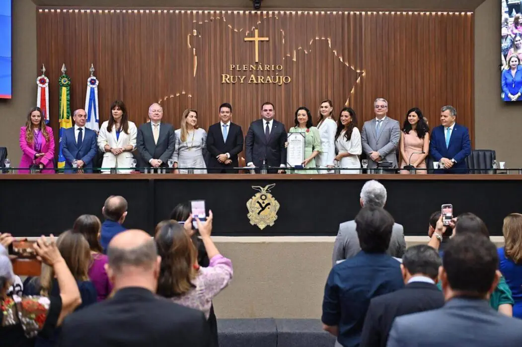 Conselheiro do TCE-AM prestigia entrega da medalha do mérito a desembargadora Onilza Abreu
