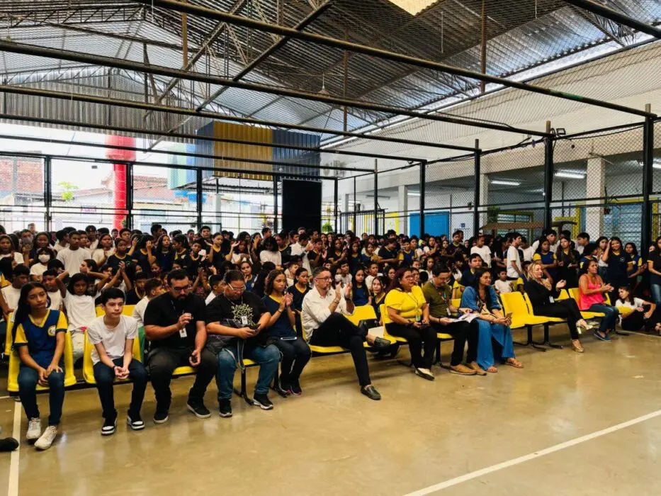 Escolas públicas participam de projeto educacional e recebem livro “Imagens que Transformam”