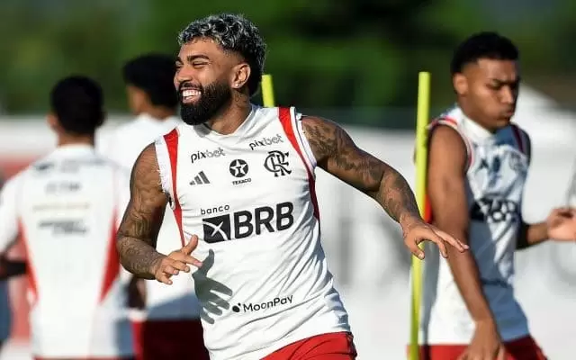 Gabigol participa de treino do Flamengo e deve enfrentar o Fluminense