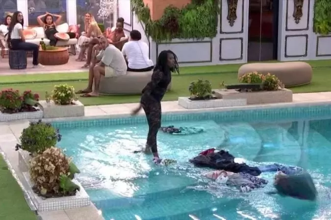 BBB24: Leidy joga roupas de Davi na piscina após briga