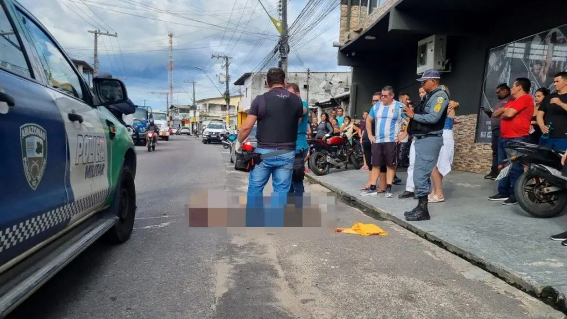 Um homem, de nome não identificado, foi executado a tiros na tarde desta última sexta-feira (12), em frente a uma academia, na Avenida Corobel Sávio Belota, bairro Novo Aleixo, zona Norte de Manaus. Segundo os policiais militares da 27ª Companhia Interativa Comunitária (Cicom), que atenderam a ocorrência, testemunhas relataram que a vítima estava na academia treinando e quando finalizou seu treino saiu da academia para ir para sua casa. Leia mais: Flanelinha é executado com mais de 10 tiros no Parque Dez Neste momento, três homens saíram de um carro modelo Hyundai HB20 preto, que estava há alguns minutos estacionado, e foram em direção ao homem. Eles sacaram as armas e efetuaram vários disparos de arma de fogo. A vítima morreu na hora, os suspeitos voltaram para o carro e fugiram sem serem identificados. A maioria dos disparos atingiram a região da cabeça e costas. O local foi isolado pela polícia e a perícia foi feita no local. O corpo foi removido pelo Instituto Médico Legal (IML). O crime será investigado.