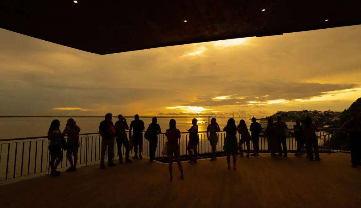 Famílias escolhem o 'Nosso Centro' para apreciar o rio Negro e a obra arquitetônica do mirante Lúcia Almeida