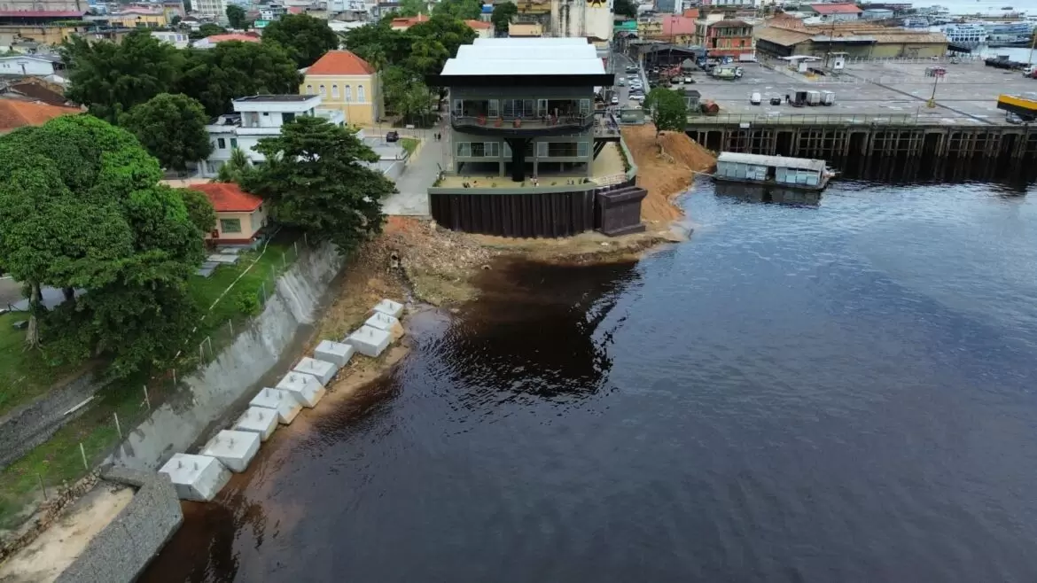 Píer turístico chega a 92% de conclusão e poitas são transportadas para o mirante Lúcia Almeida