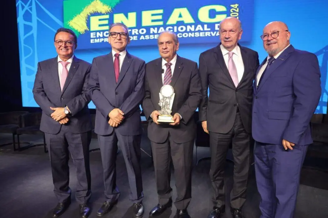 Benemérito do Setor: Presidente da CNC, José Roberto Tadros, recebe homenagem da Febrac