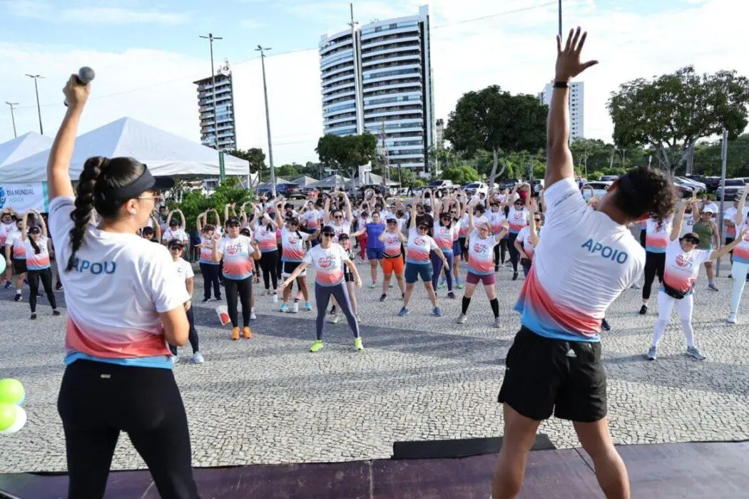 Mais de 200 pessoas participam de caminhada do TCE-AM