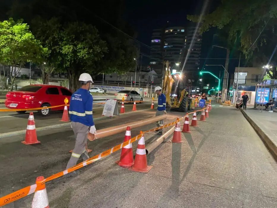 Obras de implantação de redes de esgoto avançam para novo trecho da Avenida Constantino Nery