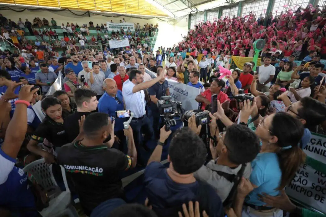 Em Novo Airão, Wilson Lima concede mais de 120 títulos definitivos de moradia e realiza entregas que somam R$ 34 milhões