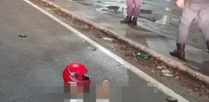 Casal morre em acidente ao bater moto em árvore em Manaus