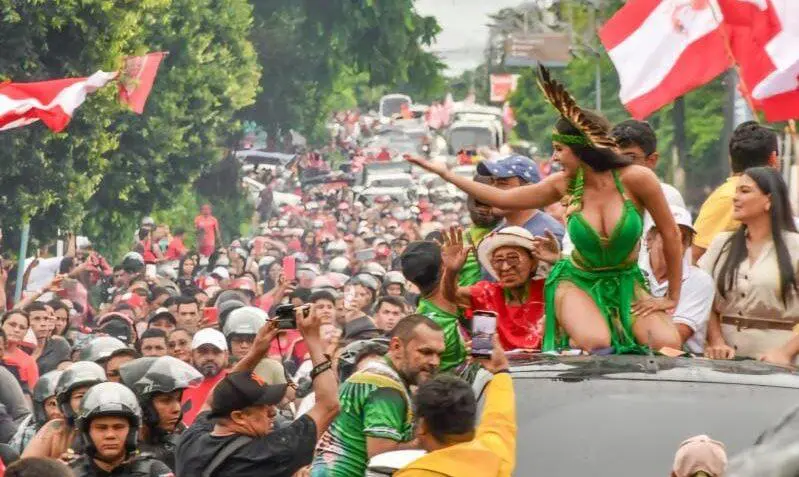 Parintins recebe Isabelle Nogueira com muita festa na tarde deste domingo