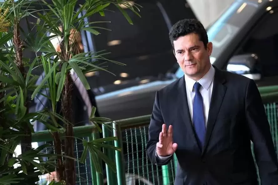 Desembargador pede vista e suspende julgamento de Moro
