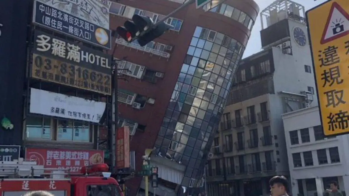 Imagens chocantes do terremoto de magnitude 7,5 em Taiwan