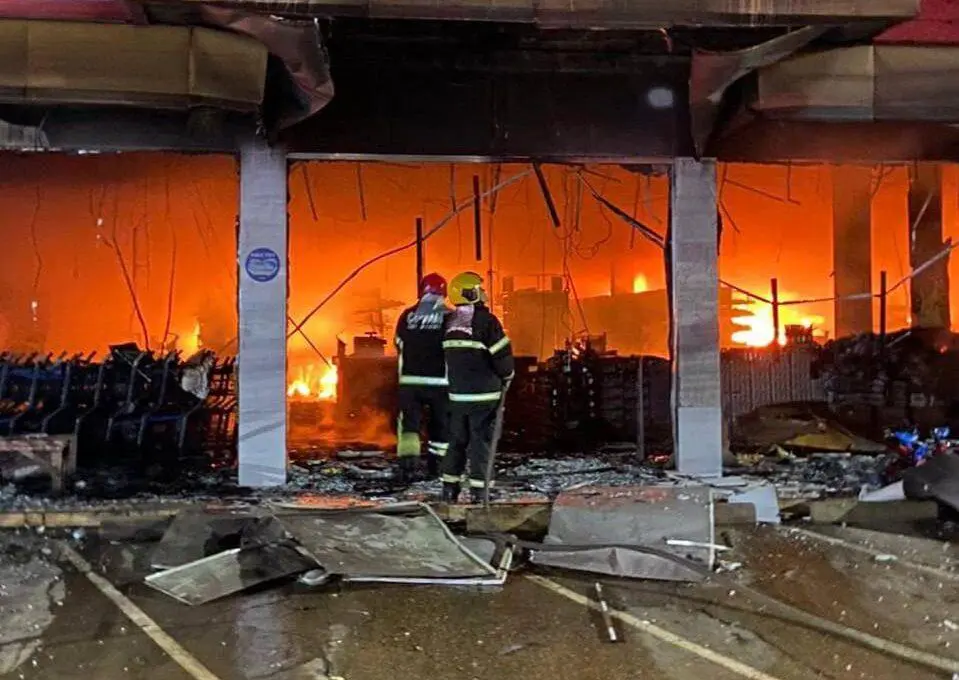 Corpo de Bombeiros combate incêndio de grandes proporções em supermercado, em Manacapuru