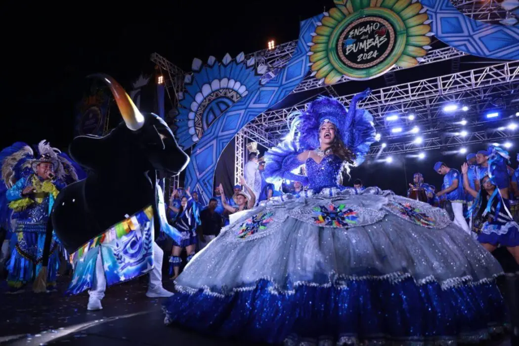 Torcida azulada lota o Sambódromo no lançamento do álbum “Cultura - O Triunfo do Povo”